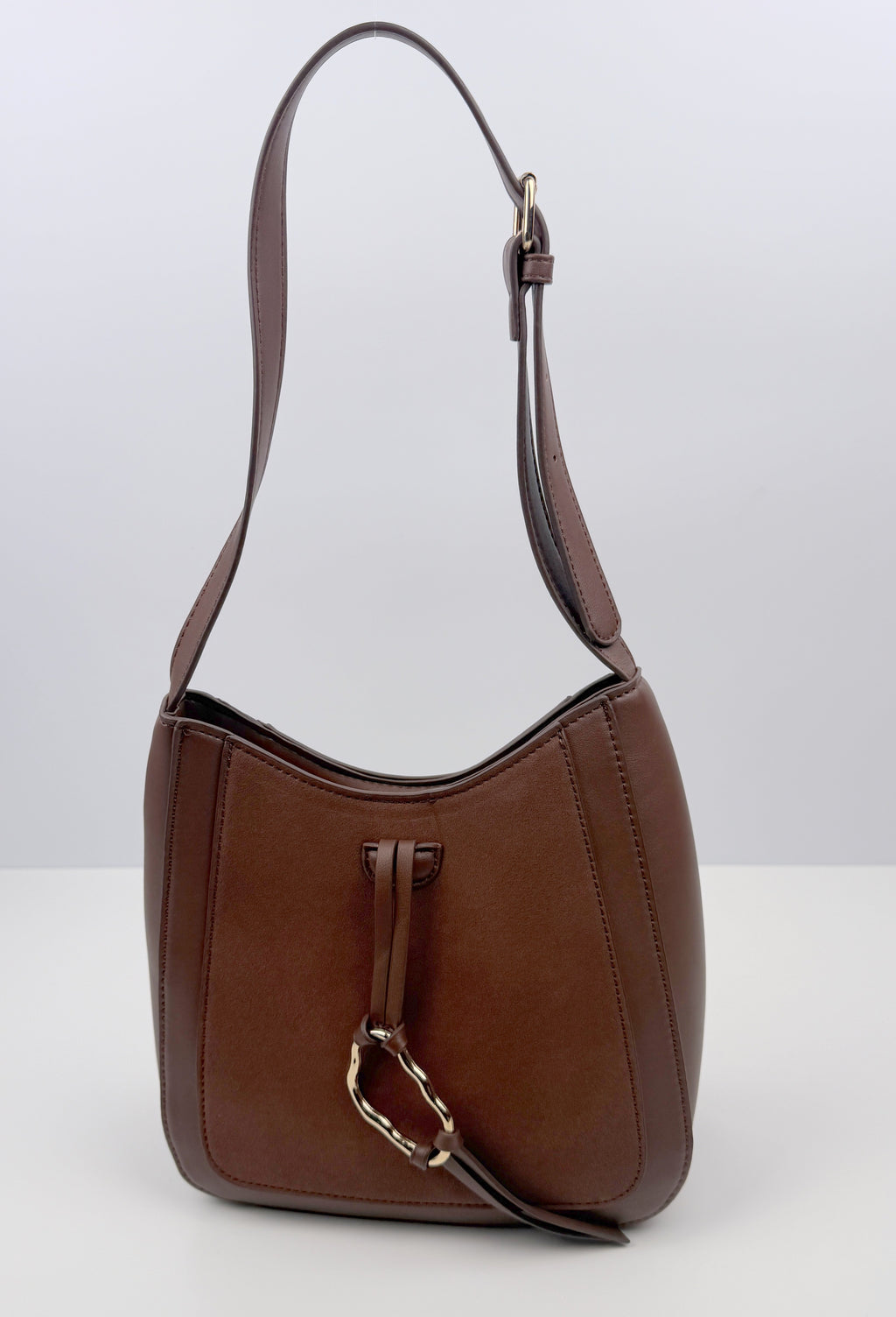 Elegante Schultertasche mit Asymmetrischen goldenen Ring