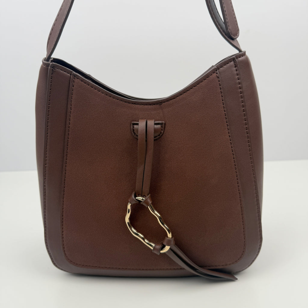 Elegante Schultertasche mit Asymmetrischen goldenen Ring