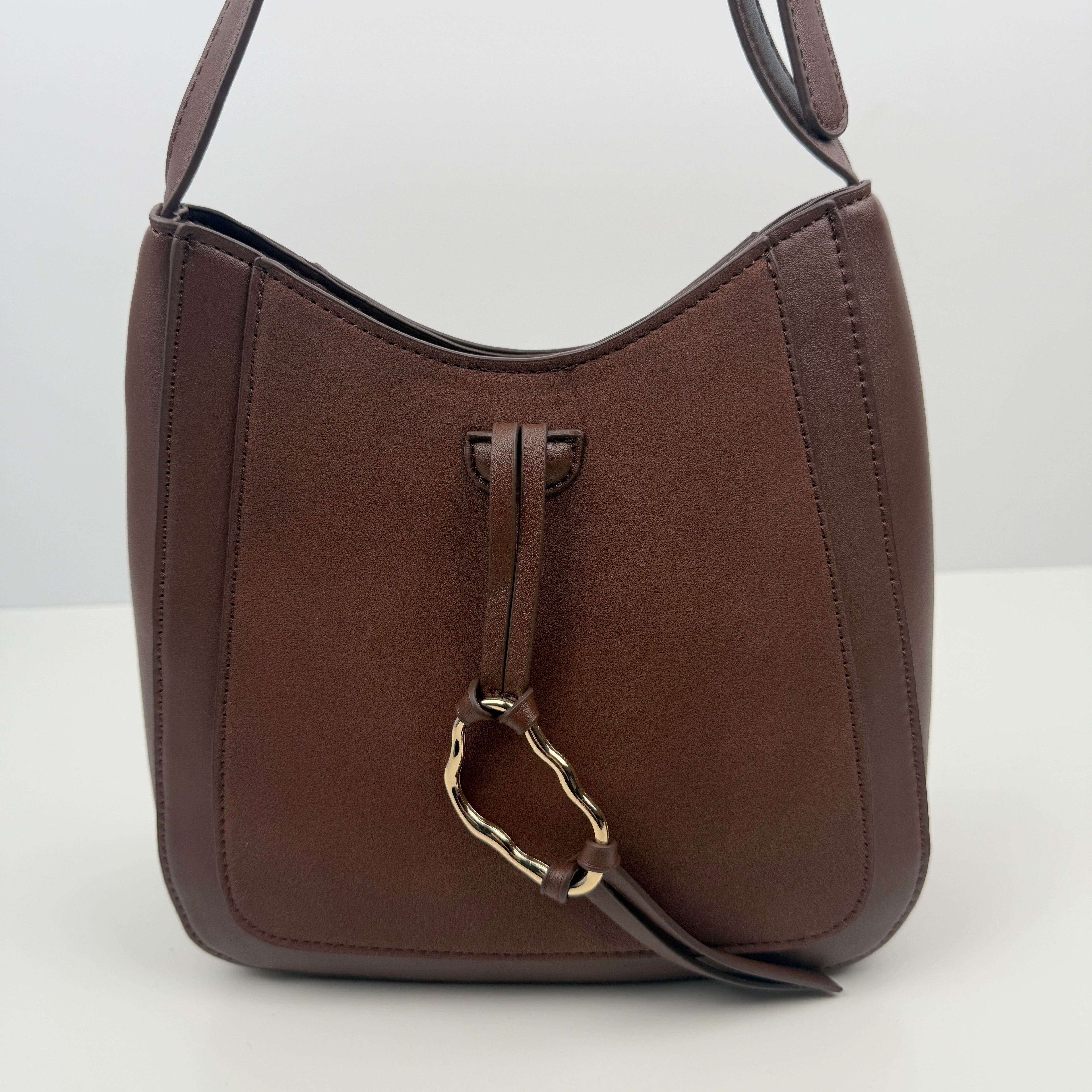 Elegante Schultertasche mit Asymmetrischen goldenen Ring