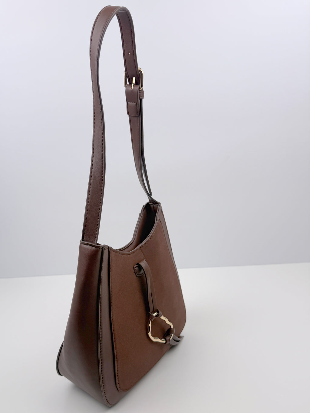 Elegante Schultertasche mit Asymmetrischen goldenen Ring