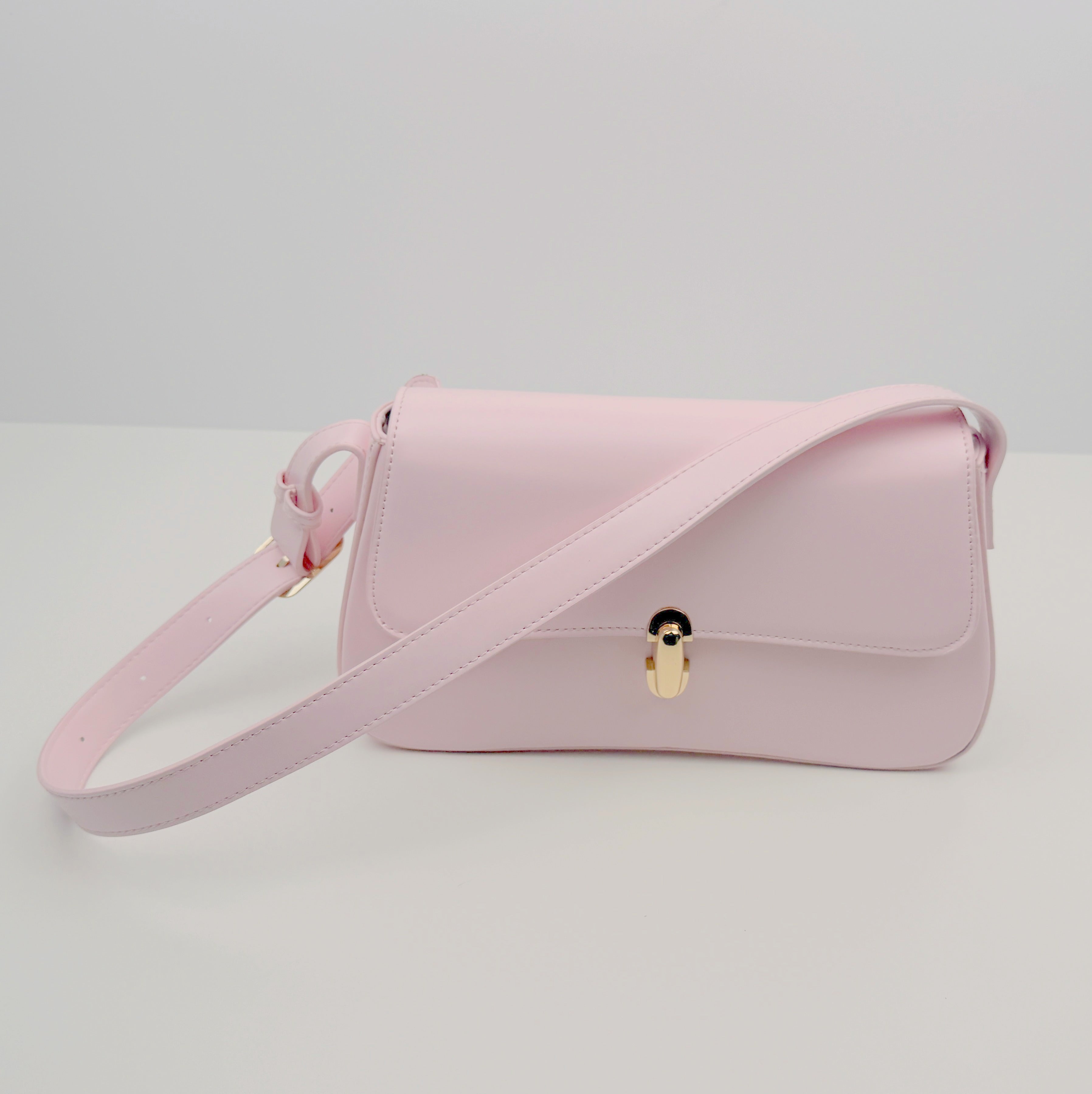 Elegante Umhängetasche - Kunstleder - mit goldenen Verschlüssen