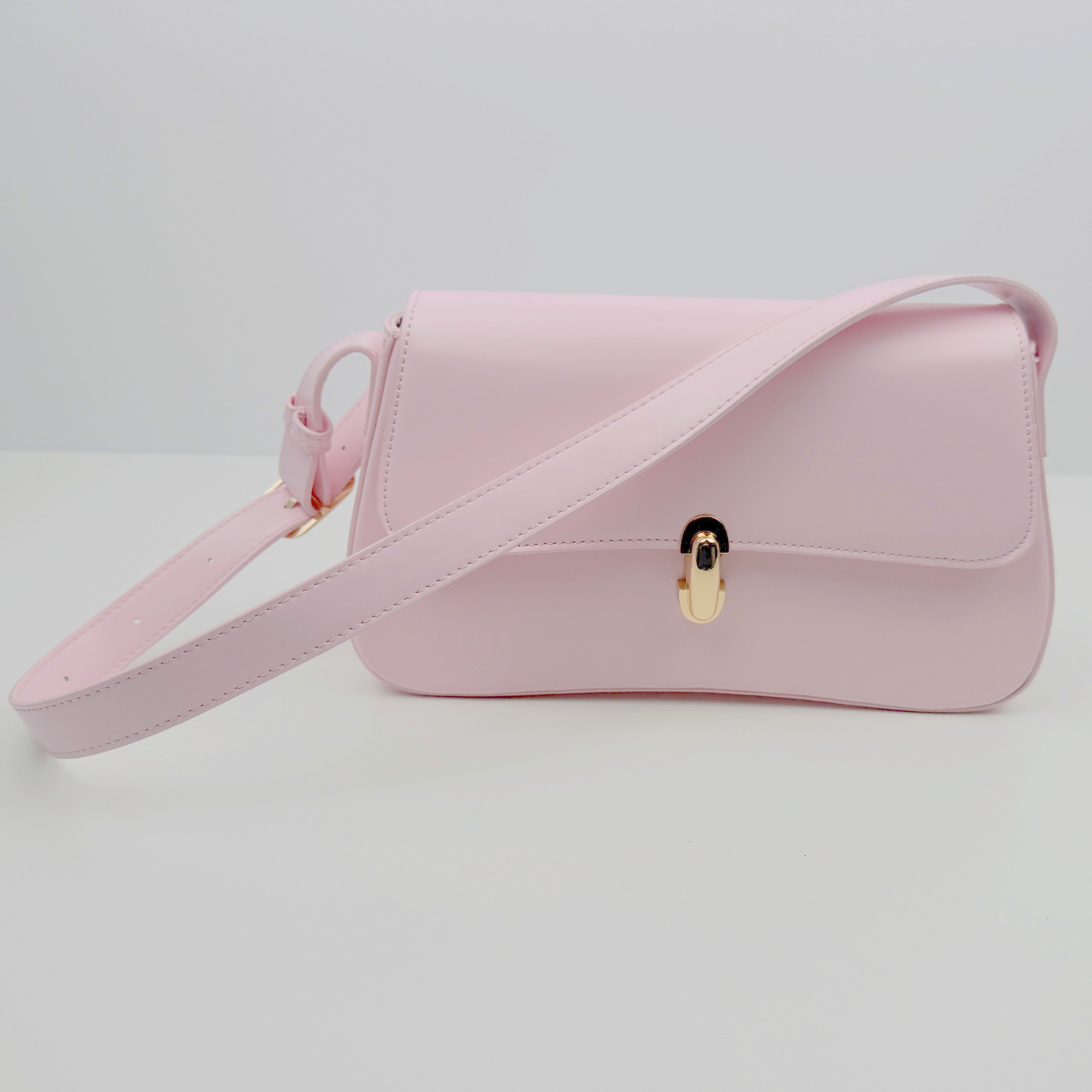 Elegante Umhängetasche - Kunstleder - mit goldenen Verschlüssen