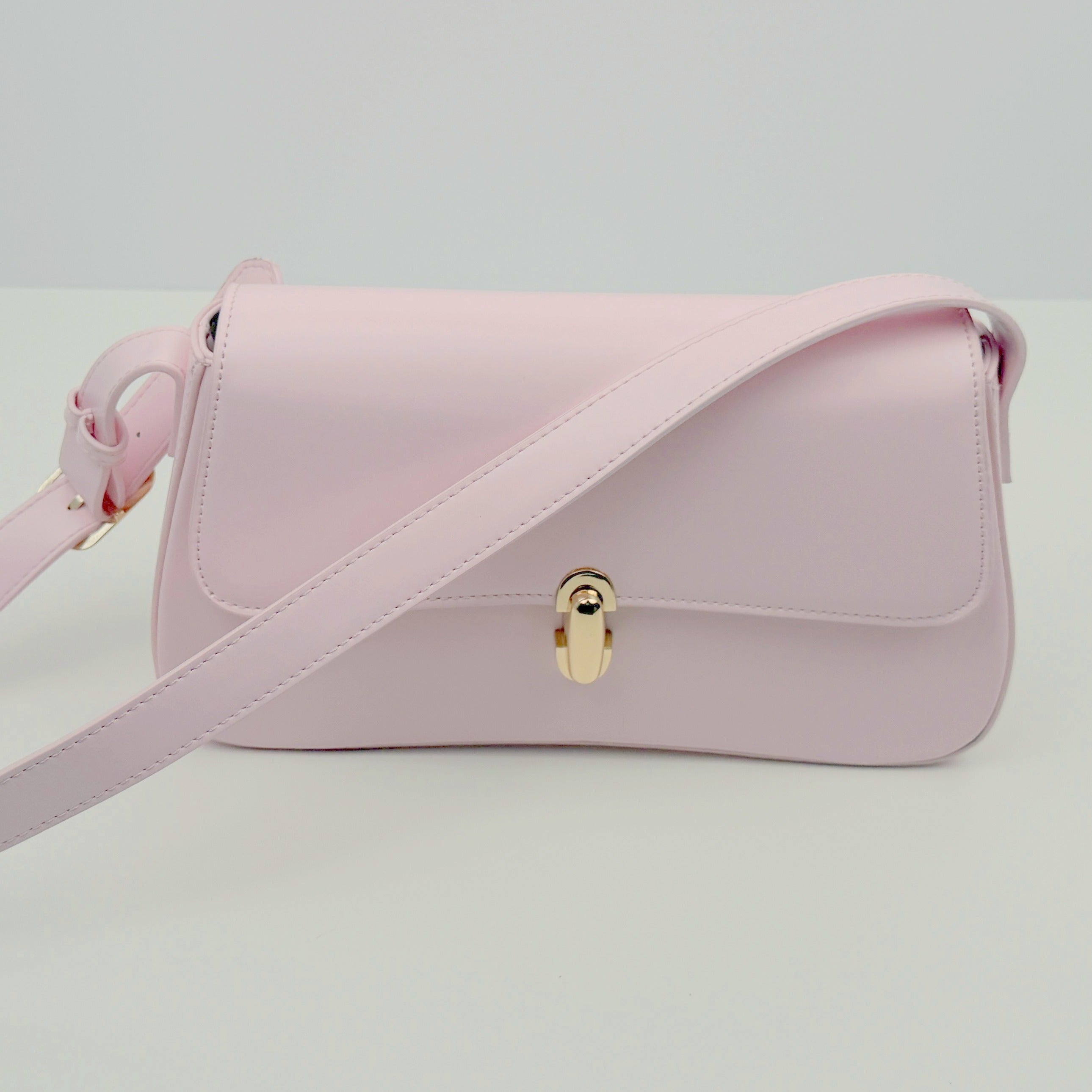 Elegante Umhängetasche - Kunstleder - mit goldenen Verschlüssen