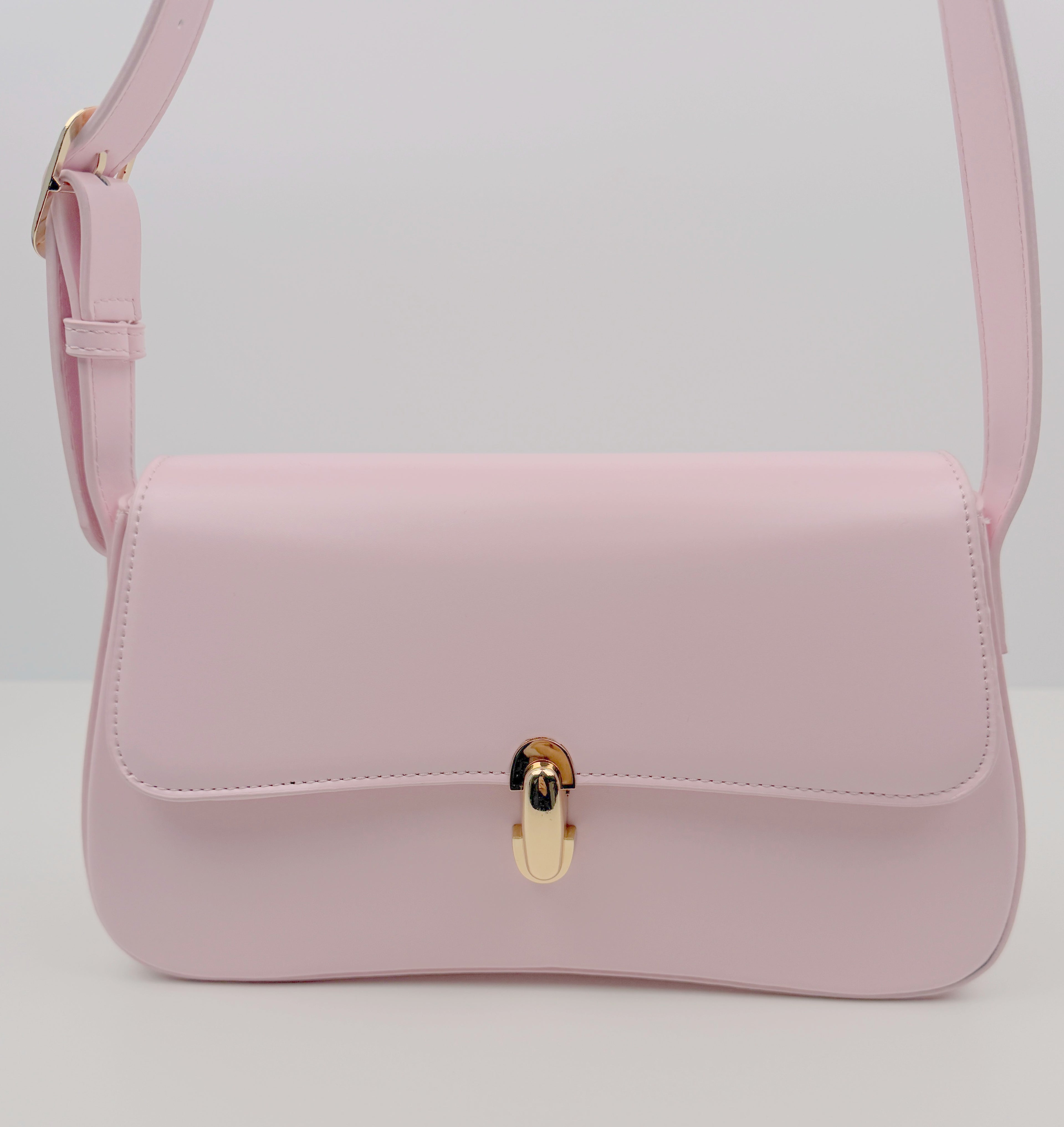 Elegante Umhängetasche - Kunstleder - mit goldenen Verschlüssen