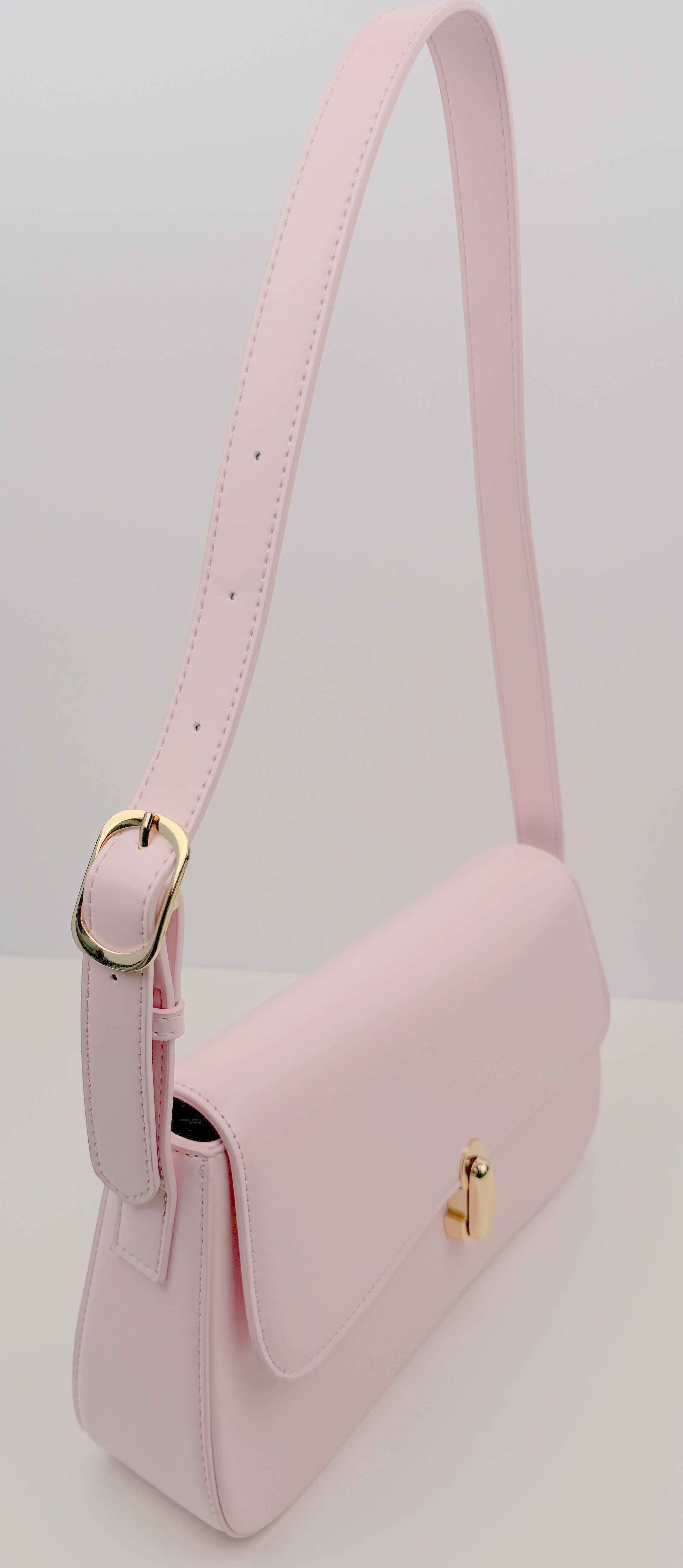 Elegante Umhängetasche - Kunstleder - mit goldenen Verschlüssen