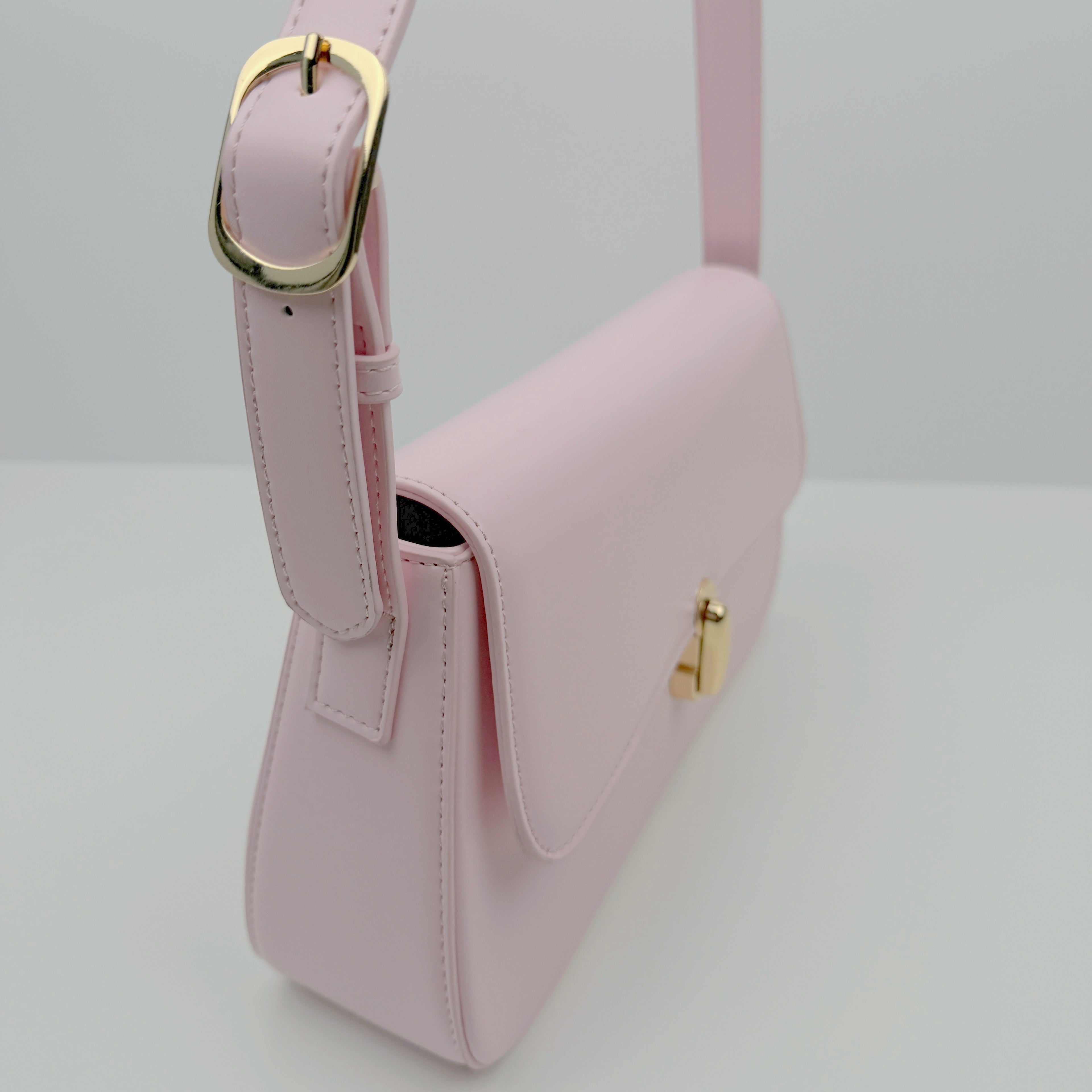 Elegante Umhängetasche - Kunstleder - mit goldenen Verschlüssen